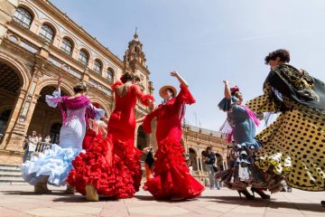 Женщины танцуют фламенко на площади